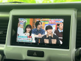 テレビ番組を画面で楽しめる装備です。停車中のひと休みや待ち時間に映像を視聴でき、車内で過ごす時間をより快適に演出します。お出かけ先での休憩時にも重宝します。