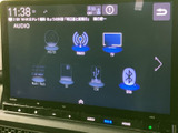 ラジオやテレビ、ディスク、USBなどの選択肢が画面にまとまり、使いたい音源を見つけやすい構成です。日々の移動時間に合わせて、好みのメディアを選んでご利用いただけます。