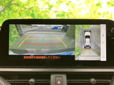 車両後方の映像と周囲の様子を画面で確認でき、駐車時や狭い場所での取り回しをサポートします。ガイド表示も備わり、目視と合わせて周囲を確認しながら操作できる便利な装備です。