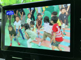 画面にはテレビ番組の映像が表示され、映像を見やすく確認できます。停車中の休憩時間などに活用でき、車内で過ごすひとときに楽しみを添えてくれます。