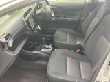 前席からは前方を見渡しやすく、運転席まわりから助手席までまとまりのある空間です。落ち着いた色合いのシートで、乗る方それぞれがくつろぎやすい室内です。