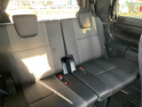 3列目にも複数人で座れるシートが備わり、乗車人数に合わせて活用できます。窓から光が入る明るい空間で、後方に座る方も落ち着いて過ごせる室内です。