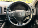インテリアに合わせたデザインのステアリングは、運転される方のことも考え、運転しやすい形状、大きさです。是非一度、実際に触ってお確かめください。