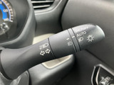 レバーには操作内容を示すマークが見やすく配置され、運転席から手元で確認しやすい仕様です。周辺の表示もまとまっており、日常の運転で必要な操作を迷わず行いやすくなっています。