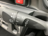 操作内容を示す表示がレバーにまとまり、必要な設定を目で確認しやすい仕様です。雨天時も手元で操作しやすく、天候に合わせて視界を確保したい場面で役立ちます。