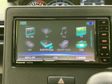 FM・AMやBluetooth Audio、USBなど、複数の音楽ソースを画面から選べます。表示が一覧になっていて切り替えたい項目を探しやすく、日々の移動を快適に過ごせます。