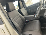前席は座面と背もたれにゆとりを感じさせる形状で、運転席側からの乗り降りもしやすい配置です。窓から外の様子を確認しやすく、落ち着いた色合いのシートが車内をすっきり見せています。
