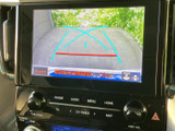 停車中には、TVやDVDを楽しめます。後部座席での移動時間を快適に過ごせます。家族や友人と一緒に、楽しい時間を過ごしましょう。
