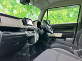 前席に座る方からも車内全体を見渡しやすく、窓からの明るさが感じられる空間です。シートやドア内側は落ち着いた色調でまとめられ、同乗時もゆったり過ごせます。