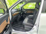 助手席から運転席まで見通しやすく、前方の視界も広がる室内です。シートや足元はすっきりまとまり、木目調のパネルがくつろぎを感じる空間を演出しています。