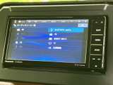 複数のオーディオソースを画面上で確認でき、聴きたい音源を選びやすい構成です。項目が一覧で表示されるため、目的のメニューを把握しやすく、普段使いにも便利にお使いいただけます。