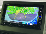 車両後方の映像に加え、目安となるガイド線も表示されるモニターです。駐車時に周囲の状況を確認する際に役立ち、車庫入れや後退時の目視確認をサポートします。
