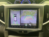 後方の映像に加えて車両周辺の状況も画面で確認でき、駐車時の目安として活用できます。ガイド表示も備わり、周囲を目視で確認しながら駐車操作を行う際に役立ちます。