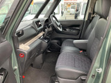 前席まわりは視界を確保しやすい配置で、運転席から前方や左右の様子を確認しやすい印象です。シートや足元は落ち着いた色合いでまとまり、乗り降りの際にもすっきりとした室内が迎えます。