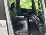前席はゆったりとしたシートとアームレストが備わり、くつろいで過ごしやすい空間です。運転席から前方を見渡しやすく、黒を基調とした落ち着いた内装で、日常使いにもなじみます。