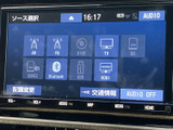 ラジオやディスク、テレビ、Bluetoothなど、複数の音源を画面上で選べます。アイコン表示で選択肢を把握しやすく、普段の音楽再生や情報確認に便利です。