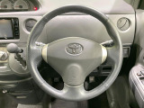 インテリアに合わせたデザインのステアリングは、運転される方のことも考え、運転しやすい形状、大きさです。是非一度、実際に触ってお確かめください。