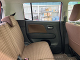 後席は座面と背もたれにゆとりがあり、同乗者も落ち着いて過ごせる空間です。窓から外の様子を確認しやすく、ドア内張りとシートの色合いも穏やかにまとまっています。