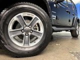 ●純正18インチアルミホイール:輸入車ならではの卓越した走りを支えるホイールと足回りです!日本車の走りに慣れている方にもぜひ体感して頂きたいほど、高いレベルでまとまっています!