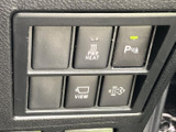 スイッチがまとまって配置され、各機能のアイコンを見ながら選べる構成です。駐車支援や表示切替など、日常で使う操作部を手元に集約し、必要な場面で確認しやすくなっています。