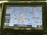 地図を画面いっぱいに表示し、現在地や周辺の道路を確認できます。縮尺や表示の切り替えも選べるため、目的地までの道順を確認したい場面で頼りになる装備です。