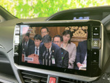 テレビ映像を表示できる画面を備えており、停車中にニュースなどの番組を視聴できます。待ち時間にも活用しやすく、車内で過ごす時間に情報を確認したい場面で便利な装備です。
