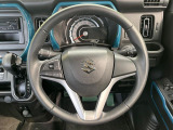 インテリアに合わせたデザインのステアリングは、運転される方のことも考え、運転しやすい形状、大きさです。是非一度、実際に触ってお確かめください。