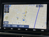 地図画面では現在地や周辺の道路を確認でき、目的地設定や表示切替も画面から行えます。初めて訪れる場所へのお出かけでも、行き先の確認に役立つ装備です。