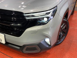 【LEDヘッドライト】悪天候や夜間走行時も良好な視界を確保し安心して運転できる高輝度LEDヘッドライトを装備!点灯速度が早く、消費電力も抑えられています。
