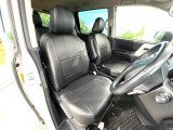 運転席まわりには十分なスペースがあり、大柄な方でもゆったり運転していただける環境です。