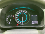 速度計や回転計に加え、画面内に時刻や走行距離などが表示され、運転に必要な情報をまとめて確認できます。表示が見やすく、停車中に情報を確認する際にも便利です。