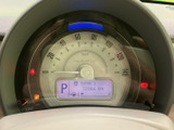 速度やシフト位置、燃料残量などの情報がまとまって表示され、運転中も必要な内容を確認しやすいメーターです。数字や表示が見やすく、日々の運転を支えます。