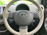 手になじみやすい形状で、運転中も握りやすいステアリングです。中央にホーン部がまとまり、前方を見ながら運転姿勢を整えやすい、扱いやすい室内空間です。
