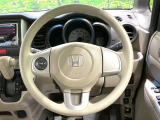 インテリアに合わせたデザインのステアリングは、運転される方のことも考え、運転しやすい形状、大きさです。是非一度、実際に触ってお確かめください。