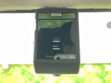 ルームミラー付近にドライブレコーダーを備えています。運転中の記録に役立つ装備として、日々の移動をサポート。コンパクトに収まり、前方の視界を確保しやすい位置です。