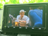 停車中には画面でテレビ番組などの映像を視聴でき、休憩時間の車内で楽しめます。見やすい位置に画面が配置され、音声と合わせてくつろぎのひとときを過ごせます。