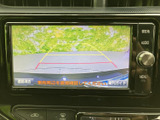 後方の映像に目安となるガイド線が表示され、駐車時に車両周辺を確認する際に便利です。画面上で距離感をつかみやすく、日常の駐車をサポートします。