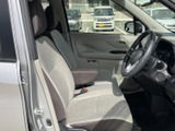 明るい色調のシートとドア内張りで、乗り込んだ際に開放感のある室内です。運転席まわりまで見渡しやすく、前席に座る方が落ち着いて過ごせる空間に仕上がっています。