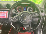 手元にスイッチ類がまとまり、運転姿勢を保ちながら必要な操作を行いやすい仕様です。メーターや前方を見ながら扱いやすく、日常の運転を快適にサポートします。