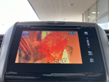テレビ映像を表示できる画面を備え、停車中の待ち時間などに番組を視聴できます。画面上の表示も見やすく、車内で過ごす時間の楽しみを広げてくれる便利な装備です。