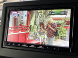 車内でテレビ番組を視聴できる画面を備えています。停車時の休憩や待ち時間に映像を楽しめるため、移動の合間も快適に過ごせます。操作画面からテレビを選べる構成です。