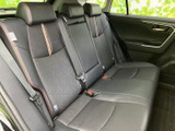 後席は横に並ぶ三席のレイアウトで、それぞれにヘッドレストとシートベルトを備えています。窓から外の様子も見やすく、後席に乗る方にも落ち着いて過ごせる空間です。