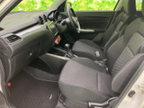 助手席から運転席まで視線が通りやすく、前方の景色を確認しやすい室内です。シートはゆったり座れる形状で、乗員それぞれがくつろぎやすい空間に仕上がっています。