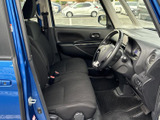 前席は座面にゆとりがあり、運転席まわりまで視線を移しやすいレイアウトです。窓から外の様子を確認しやすく、乗り降りもしやすい開口部で、毎日の移動を心地よく支えます。