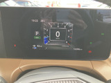 速度やシフト位置などの情報が画面にまとめて表示され、運転に必要な情報を確認しやすい構成です。表示が見やすく整理されているため、出発前や停車時にも必要な項目を把握しやすく便利です。