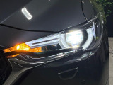 【LEDヘッドライト】悪天候や夜間走行時も良好な視界を確保し安心して運転できる高輝度LEDヘッドライトを装備!点灯速度が早く、消費電力も抑えられています。