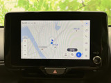道路や周辺施設が表示された地図画面で、現在地を確認しながら行き先を探せます。縮尺表示や拡大縮小の案内も見やすく、目的地検索や音声入力のアイコンも並んでいます。