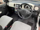 運転席まわりは計器類や操作部が見渡しやすく、前方の視界も広く感じられるレイアウトです。明るい色合いのシートと落ち着いた足元が組み合わさり、毎日の移動も過ごしやすい空間です。