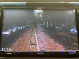 停車中にテレビや映像を視聴でき、待ち時間を車内で過ごす際にも便利です。画面を通じて映像を楽しめる装備が備わっており、出先での休憩時間などに活用いただけます。視聴は停車時にお楽しみください。