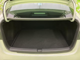 荷室は開口部が広く、奥行きを感じられる空間です。床面がフラットに見渡せるため、日々のお買い物の荷物から旅行用のバッグまで、積み込みをイメージしやすい仕様です。